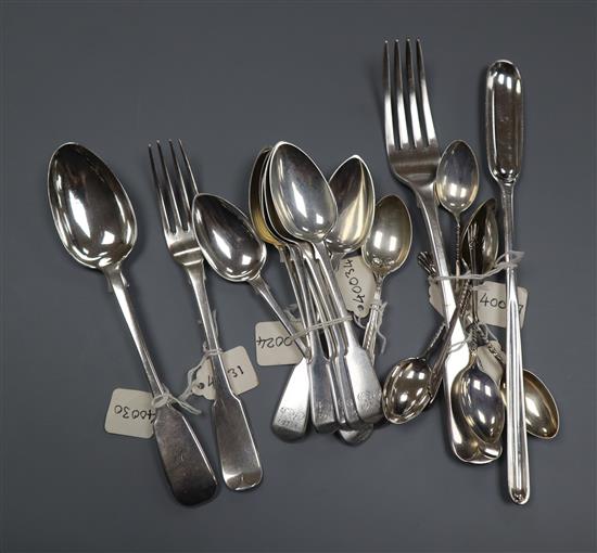 A George III silver marrow scoop, a harlequin set of seven fiddle pattern teaspoons, six George V coffee spoons and sundry flatware.